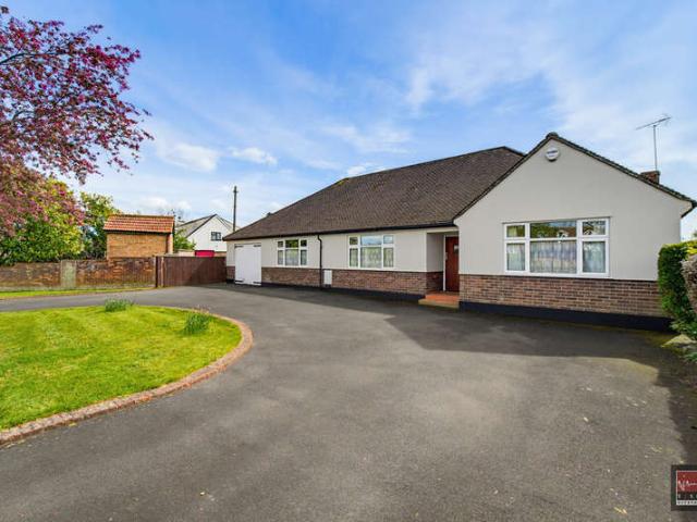 Bungalow for sale in Wraysbury