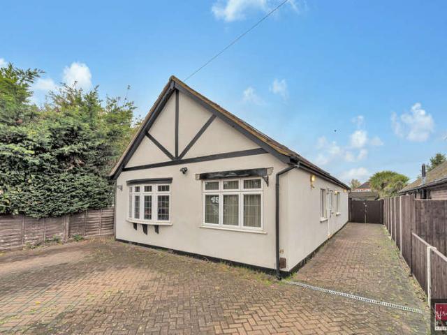 Bungalow for rent in Lower Halliford, Surrey