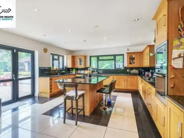 House for rent in Heol-las, Surrey