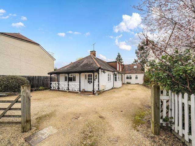 Bungalow for sale in The Slade, Oxfordshire