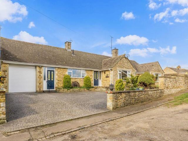 Bungalow for sale in Kings Sutton, Northamptonshire