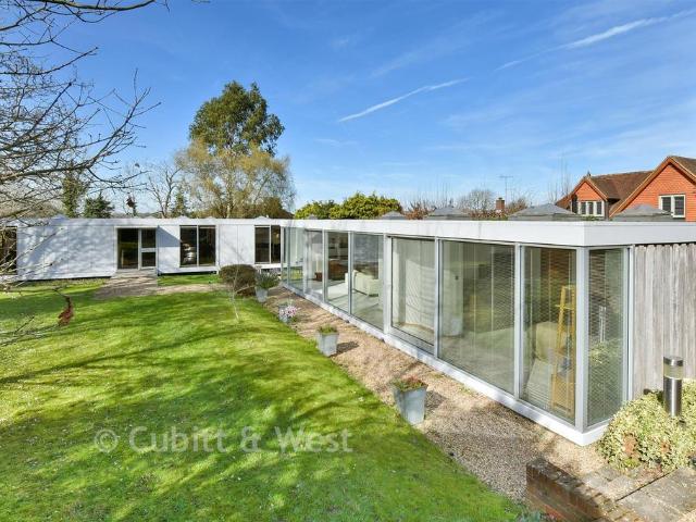 Bungalow for sale in Ashtead Park, Pachesham Park