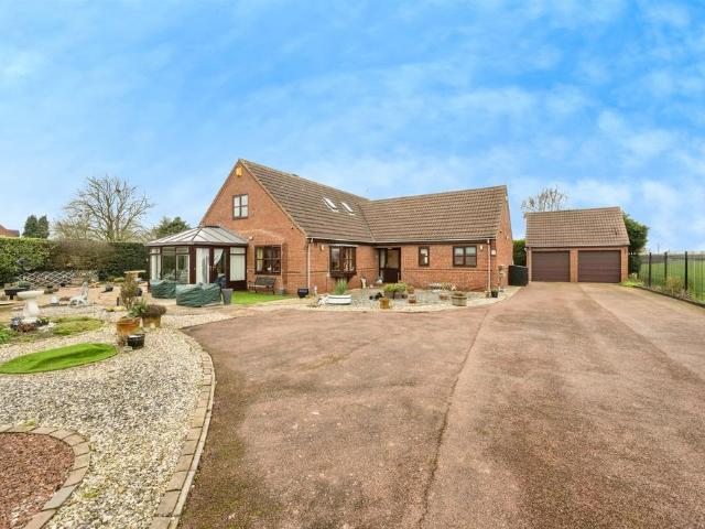 Bungalow for sale in Hatfield Woodhouse, South Yorkshire