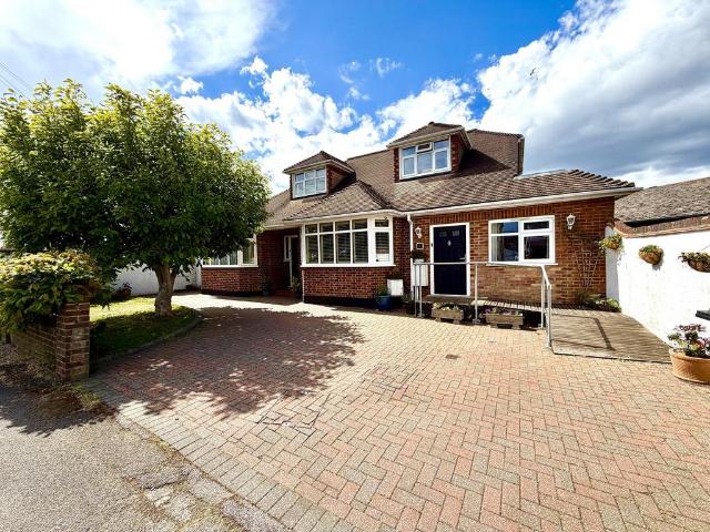 Bungalow for sale in Hook, Greater London