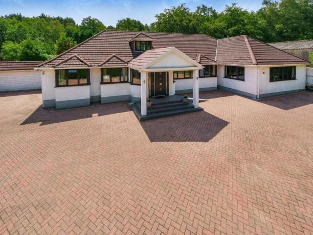 Bungalow for sale in Heol-las, Surrey