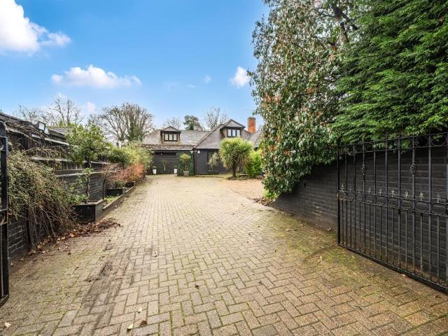 Bungalow for sale in Heol-las, Surrey
