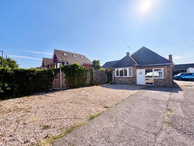 Bungalow for sale in Heol-las, Surrey