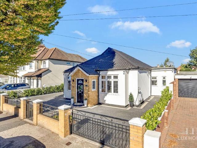 Bungalow for sale in London Borough of Havering, Greater London