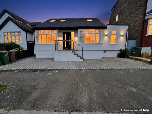 Bungalow for sale in Worcester Park, Greater London
