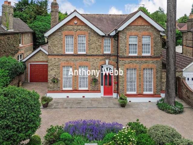 Farm for sale in Bush Hill Park, Greater London