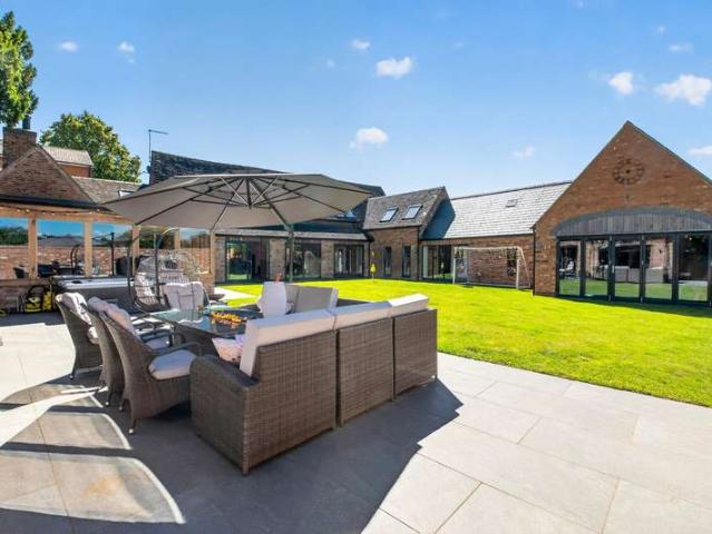 Farm for sale in Cawston, New Bilton
