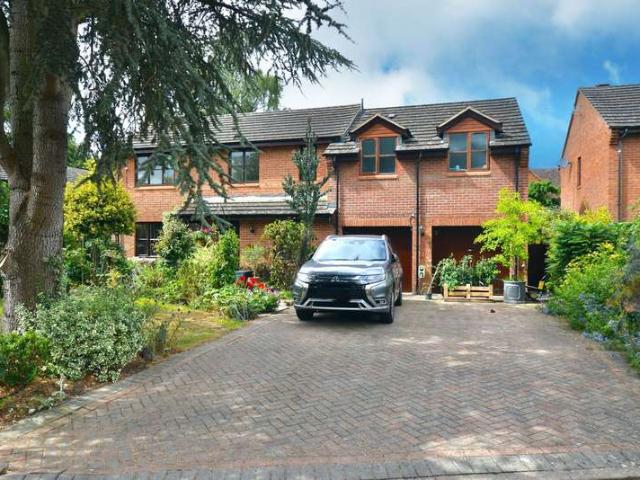Farm for sale in Harvington, Crookhill