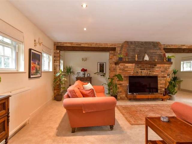 Farm for sale in Grove Park, Oad Street