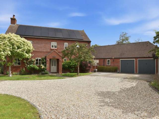 Farm for sale in Pebworth, Crookhill