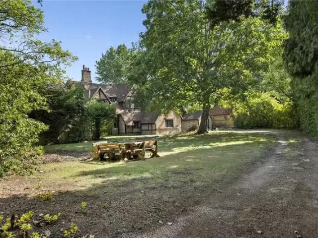 House for rent in Lower Green Esher, Blackhills