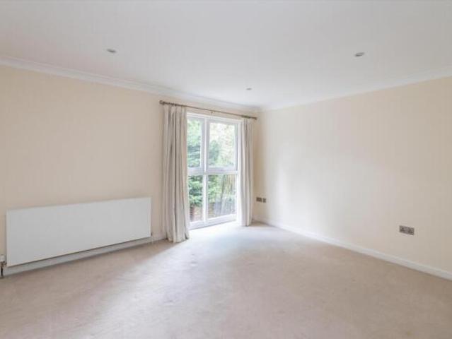 Property for rent in Cat Hill, England