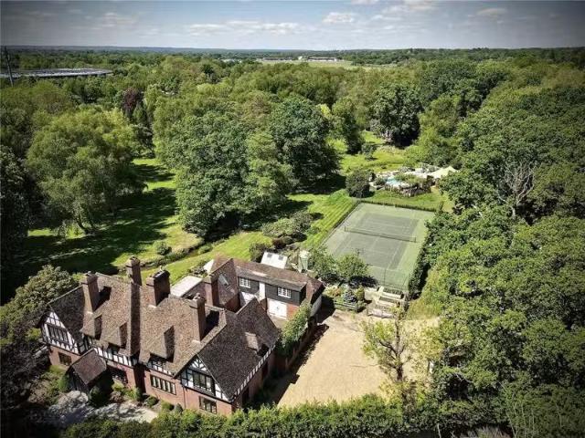 House for rent in Row Town, Surrey