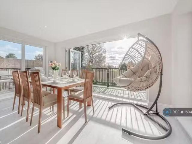 House for rent in Heol-las, Surrey