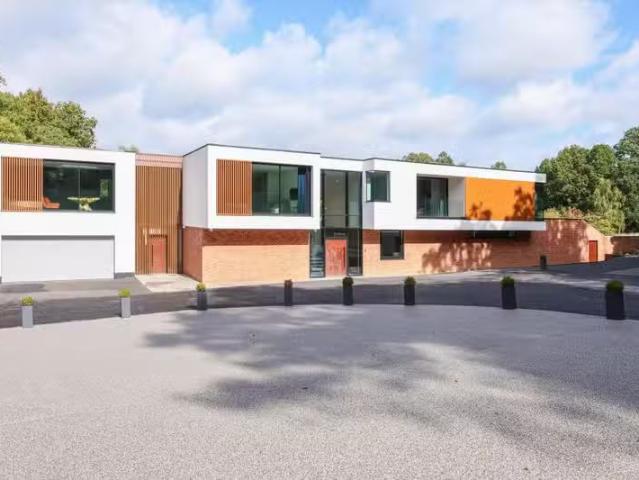 House for rent in Heol-las, Surrey