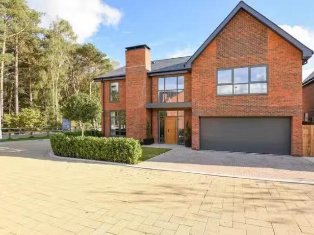 House for rent in Row Town, Surrey