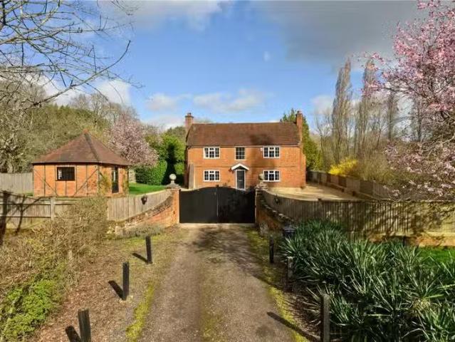 House for rent in Heol-las, Surrey