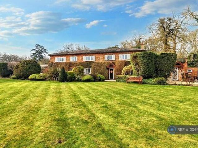 House for sale in Little Stanmore, Greater London