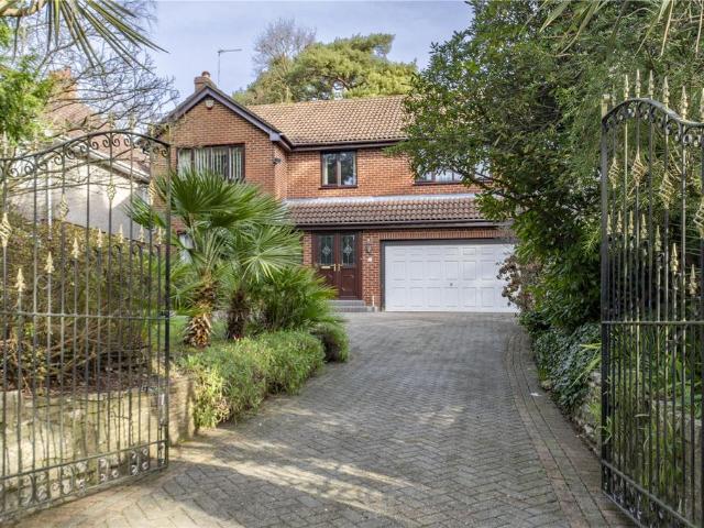 House for sale in Holdenhurst, Bournemouth