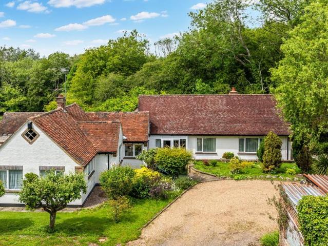 House for sale in Hillview, Surrey