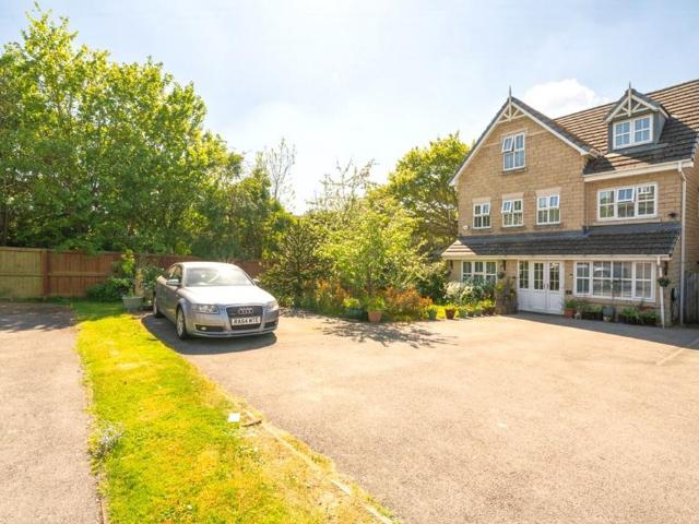 House for sale in Shirebrook Park, Charlesworth