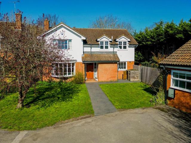 House for sale in Stoke Mandeville, Buckinghamshire