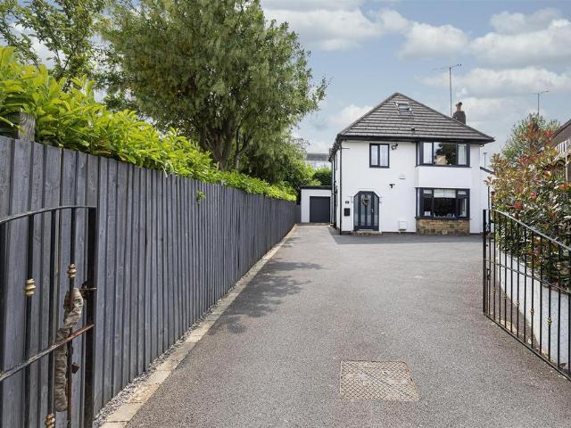 House for sale in Lindley, West Yorkshire