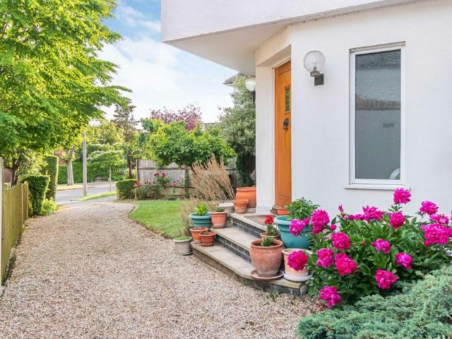 House for sale in Little Stanmore, Greater London