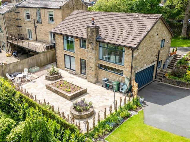 House for sale in Holme Valley, Thongsbridge