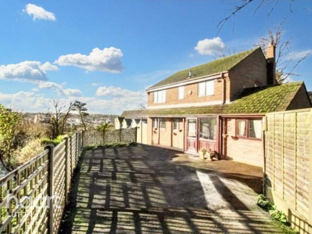House for sale in Spring Park, Luton