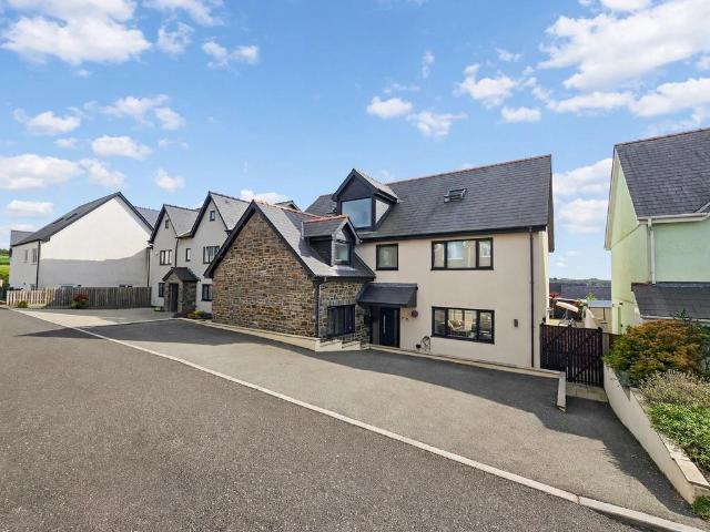 House for sale in Ynysawdre, Brynmenyn