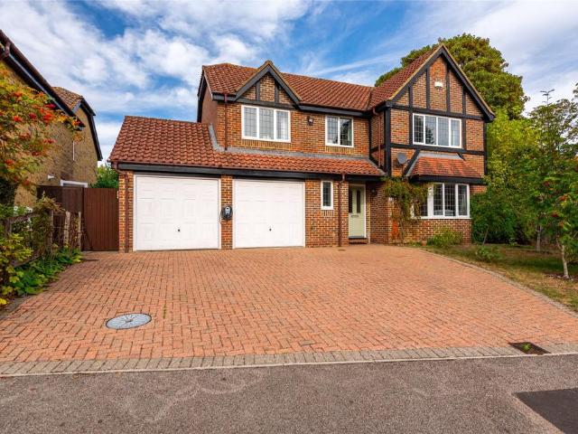 House for sale in Stone with Bishopstone and Hartwell, Stone
