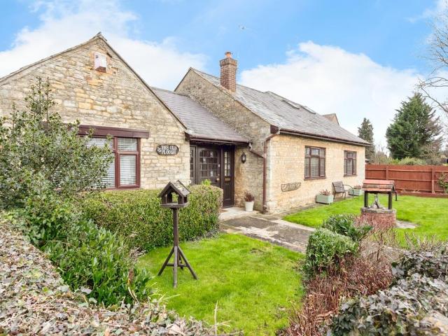 House for sale in Cosgrove