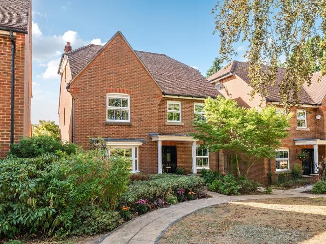 House for sale in Caterham on the Hill, Hillview
