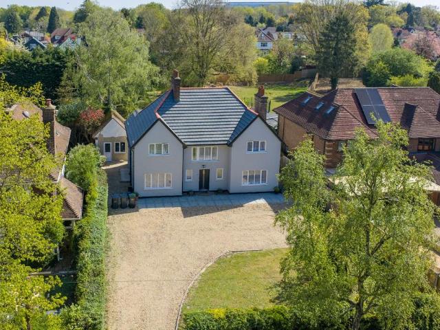 House for sale in Spring Park, Luton