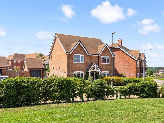 House for sale in Kilnwood Vale, Horsham