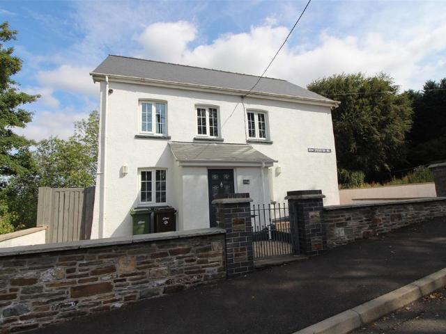 House for sale in Woodfieldside, Croespenmaen