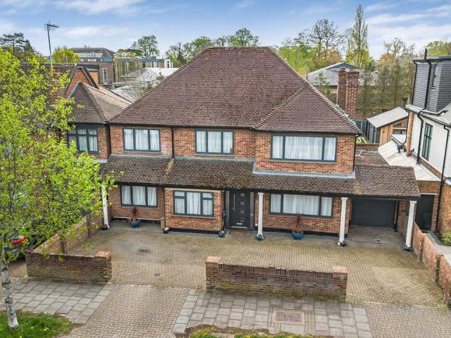 House for sale in Little Stanmore, Greater London