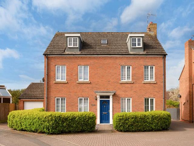 House for sale in Cawston, New Bilton