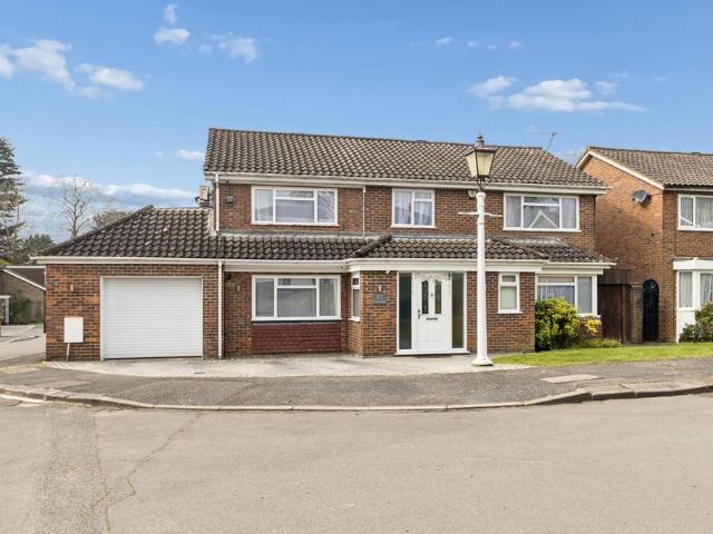 House for sale in Hatch End, Greater London