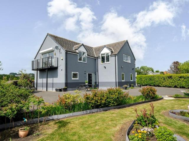 House for sale in Milnsbridge, West Yorkshire