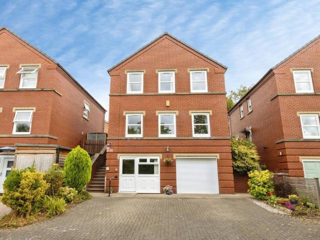 House for sale in Wrenthorpe, West Yorkshire