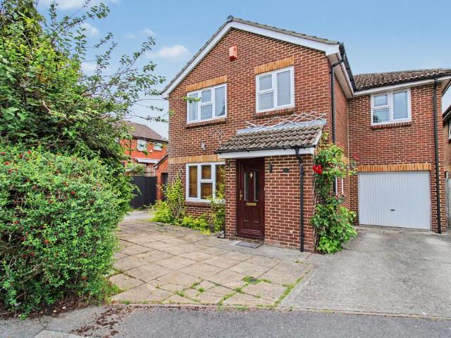 House for sale in The Crescent, Farnborough