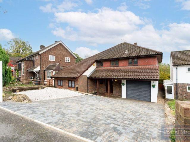 House for sale in Sanderstead, Sanderstead