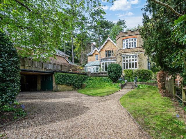 House for sale in London Borough of Croydon, Kenley