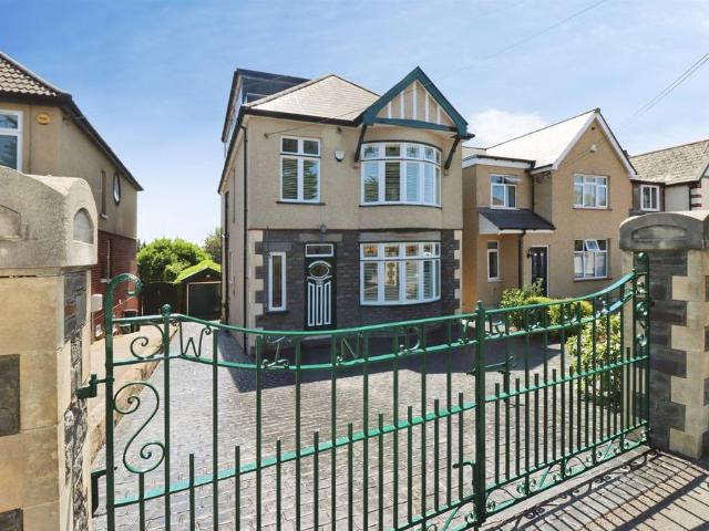 House for sale in Kingswood